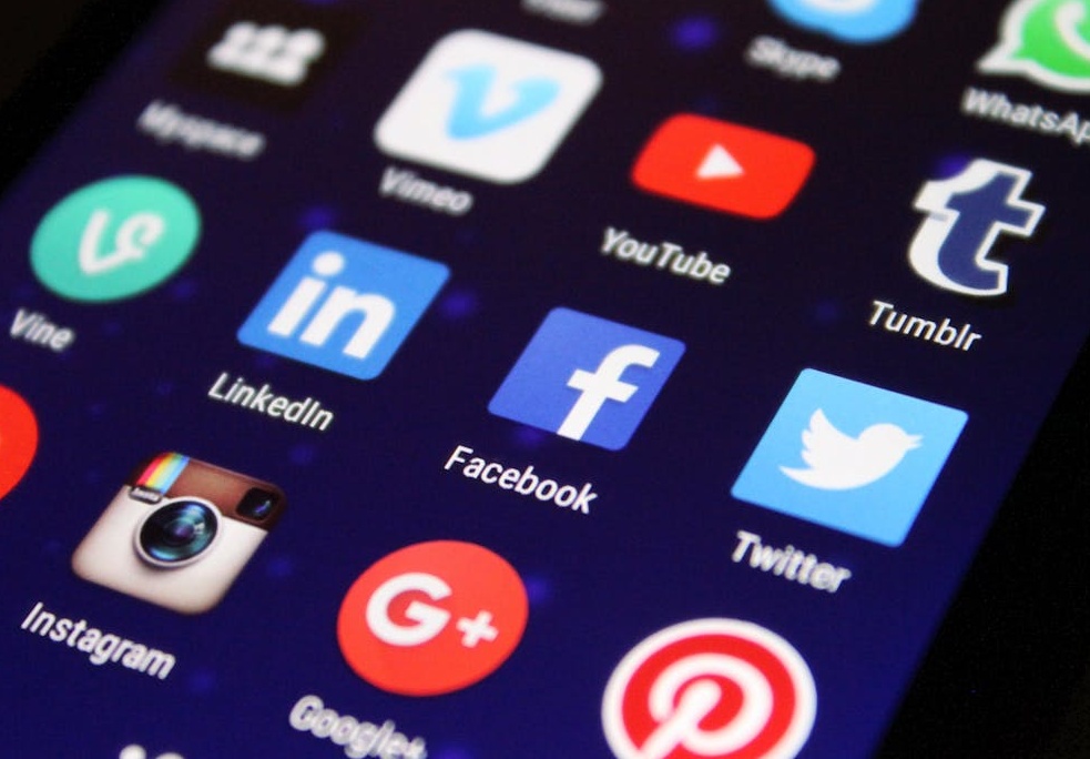 一个人在笔记本电脑上使用Twitter，屏幕上显示着Twitter的Logo和界面