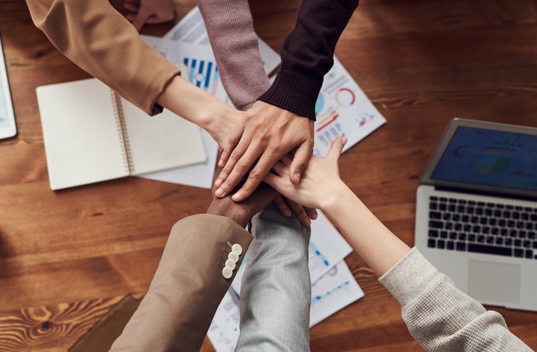 一群不同种族的人在会议桌旁进行战略讨论，象征着规划社交媒体增长策略