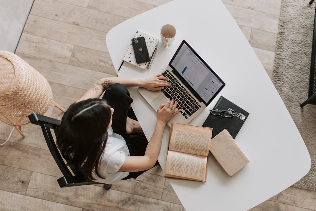 用户在笔记本电脑上观看YouTube视频