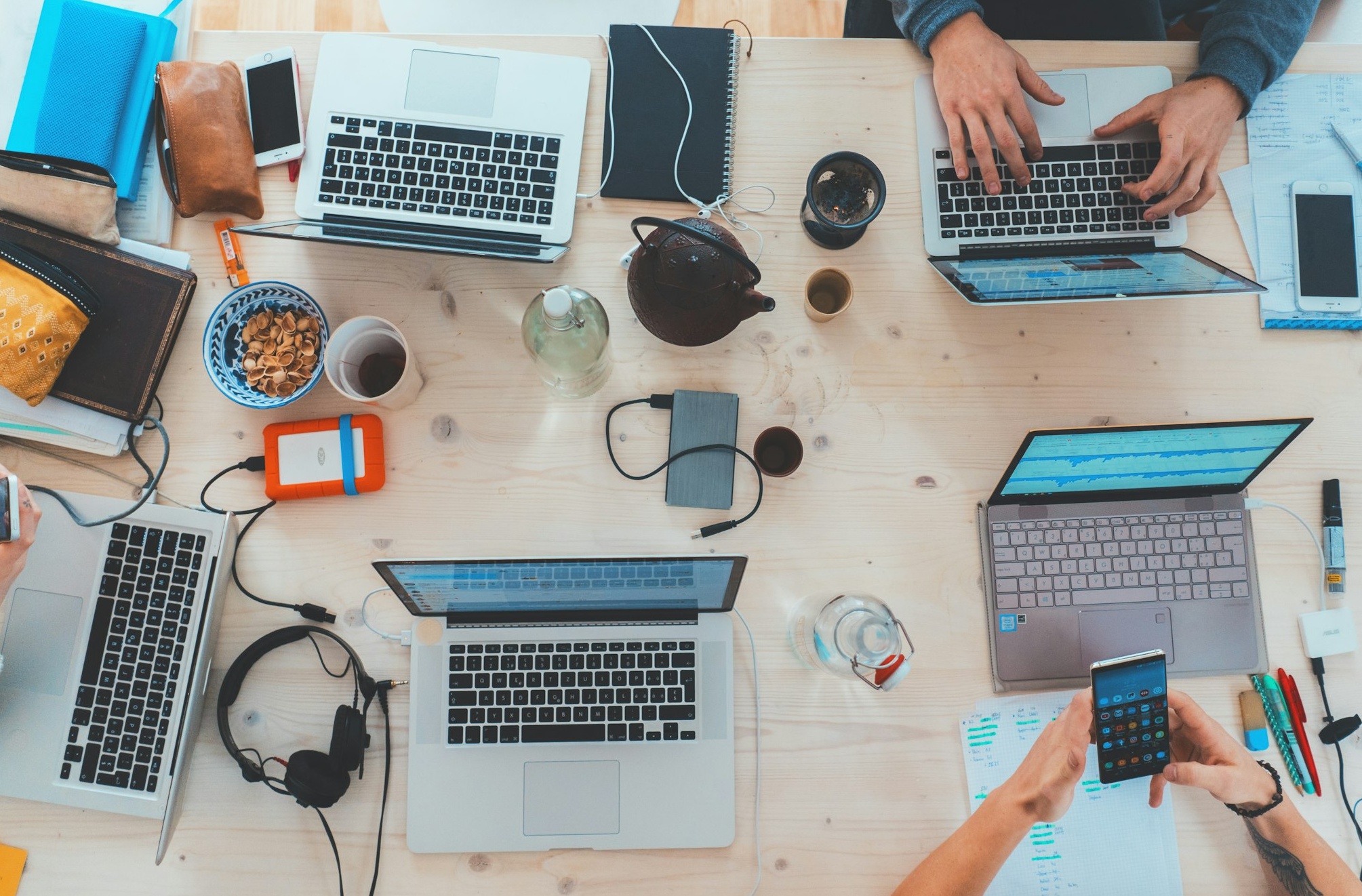 团队在讨论，象征着通过定制化评论引发社群讨论