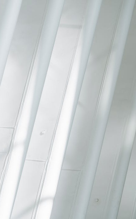 一个展示社交媒体活跃评论区的手机屏幕