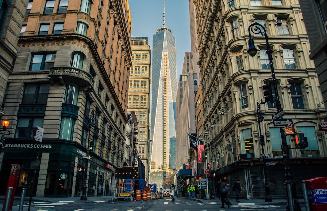 一張寫滿商業策略的白板