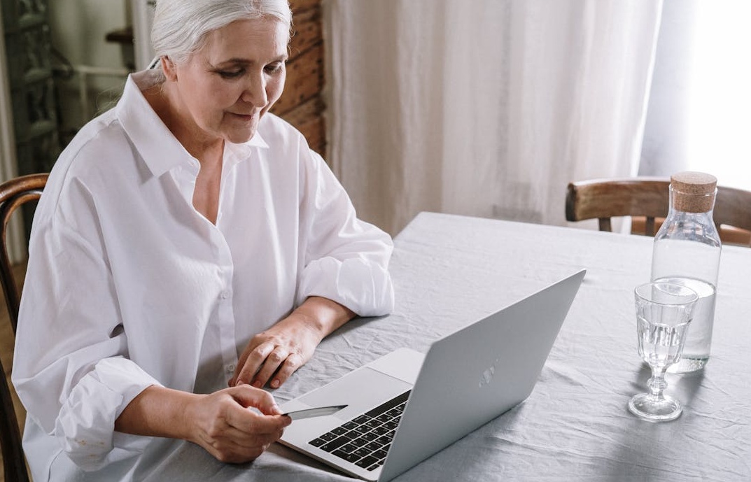 一位年轻女性在充满活力的灯光下开心地使用手机浏览TikTok