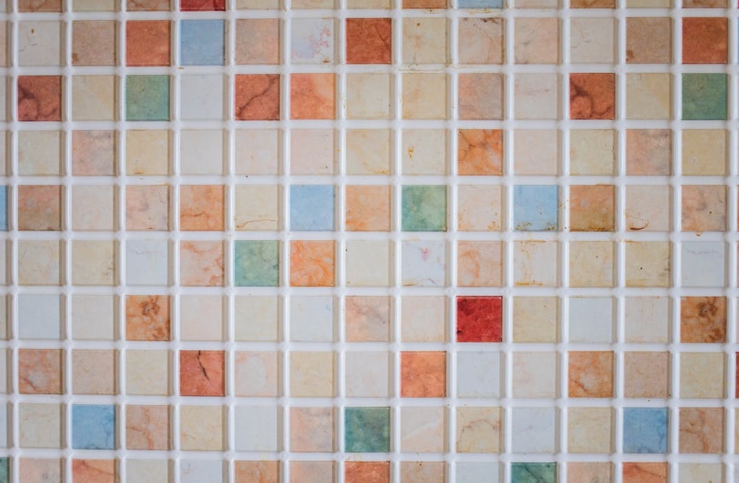 TikTok应用图标显示在智能手机屏幕上，背景是数据图表