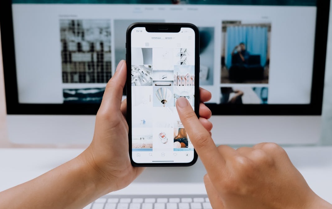 代表数据增长的上升箭头图表，象征着TikTok浏览量的提升