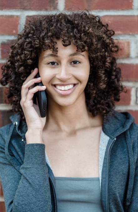 一位内容创作者正在为TikTok视频拍摄做准备，周围是专业的灯光设备