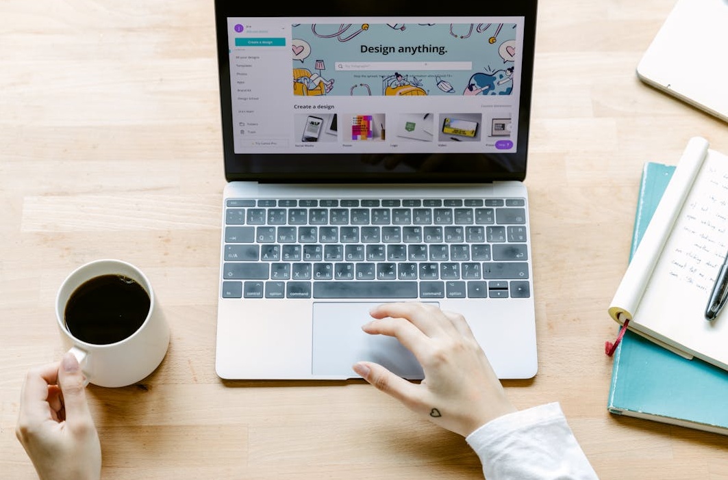 一位营销专家正在笔记本电脑上分析社交媒体增长图表