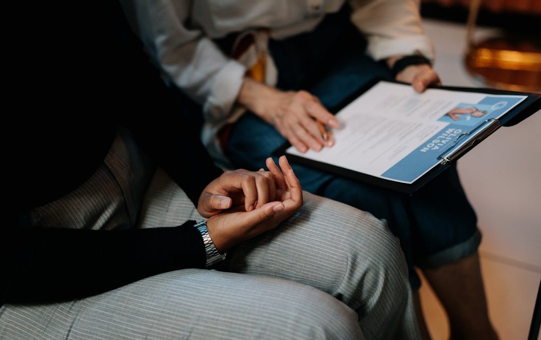 展示Facebook复杂算法和数据连接的抽象视觉图