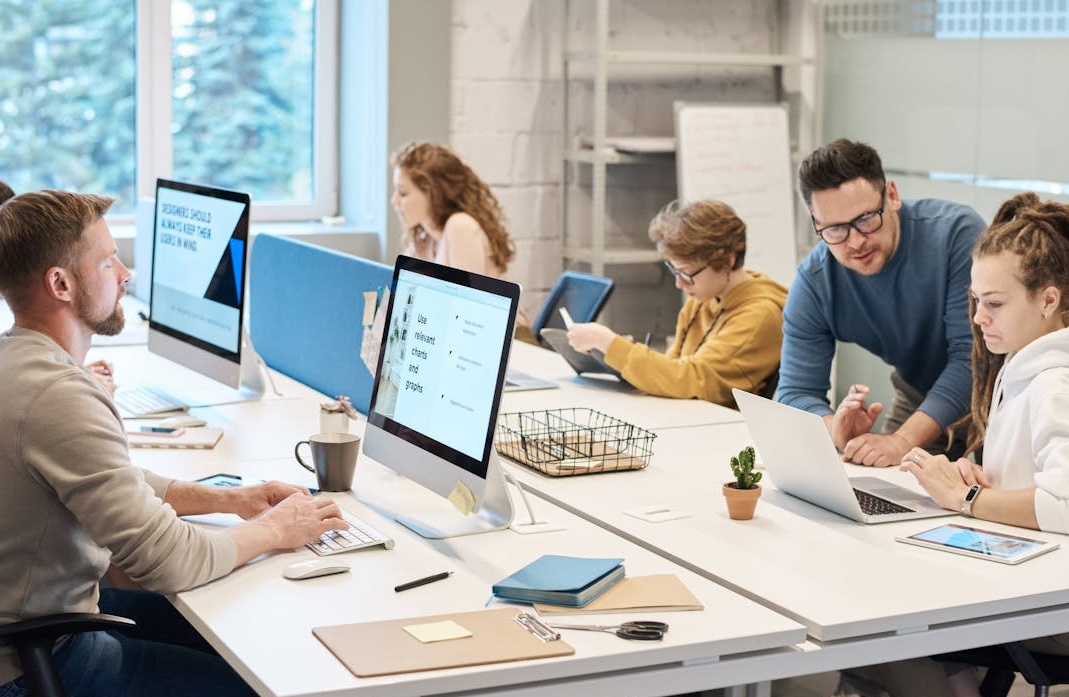 团队在电脑前精心挑选和分析数据，代表着选择高质量的脸书粉丝服务