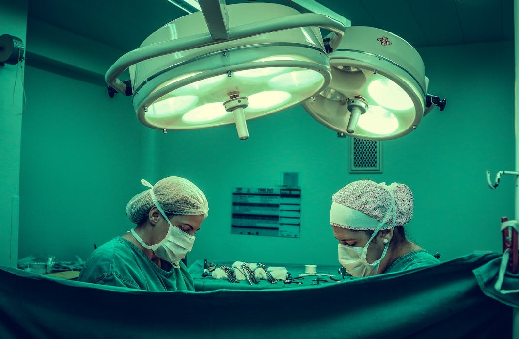 一个正在进行中的火箭发射，比喻初创品牌通过买脸书粉策略实现快速启动