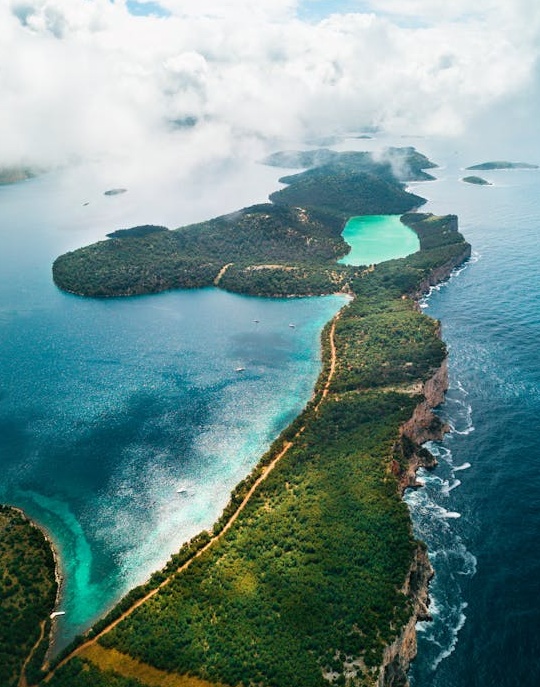 一个人在夜晚的城市灯光下使用笔记本电脑，象征着数字营销的未来感