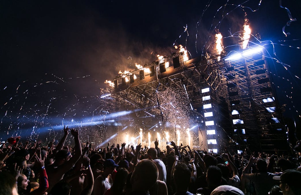 火箭发射升空的场景，象征着品牌通过刷脸书粉丝策略成功启动