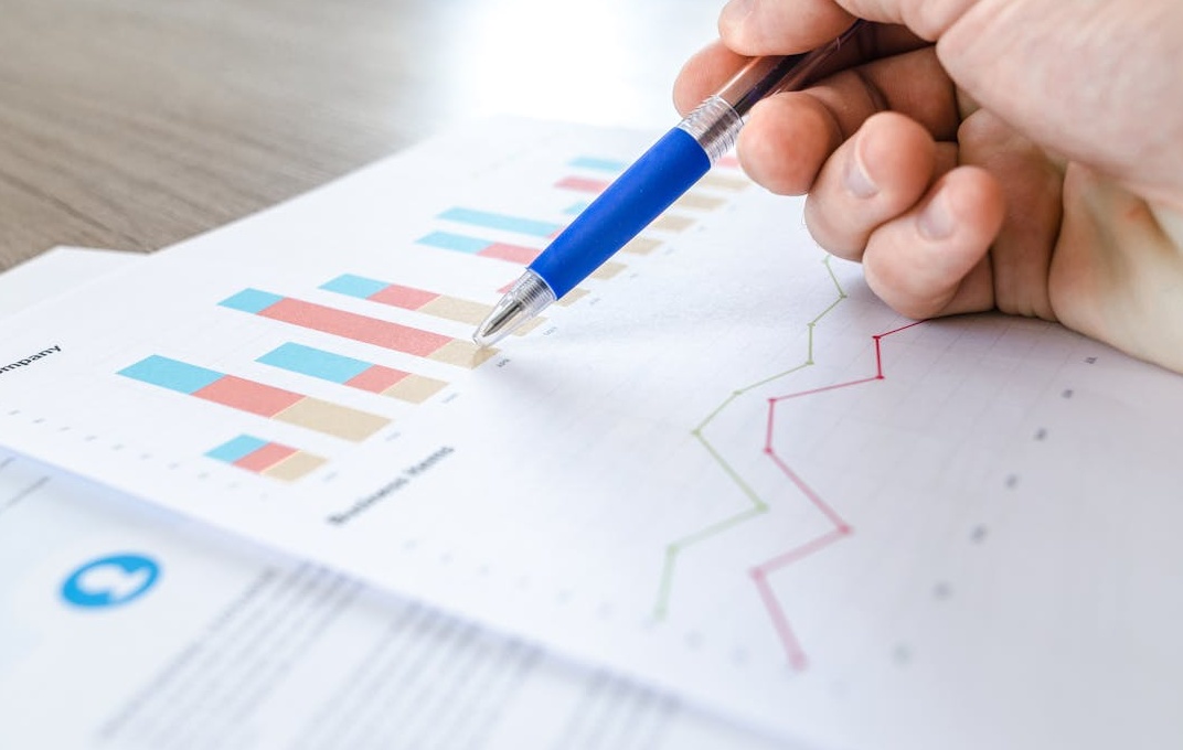 充满活力的社群活动，人们在进行互动和交流，象征着粉丝的真实价值