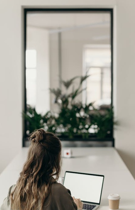 一位用户正在手机上浏览Instagram，思考怎么买IG作品浏览量以提升帖子热度