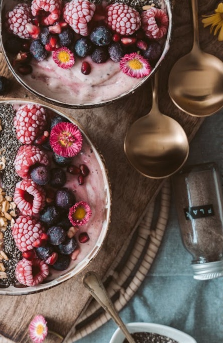 一个人正在手机上浏览海外版抖音TikTok