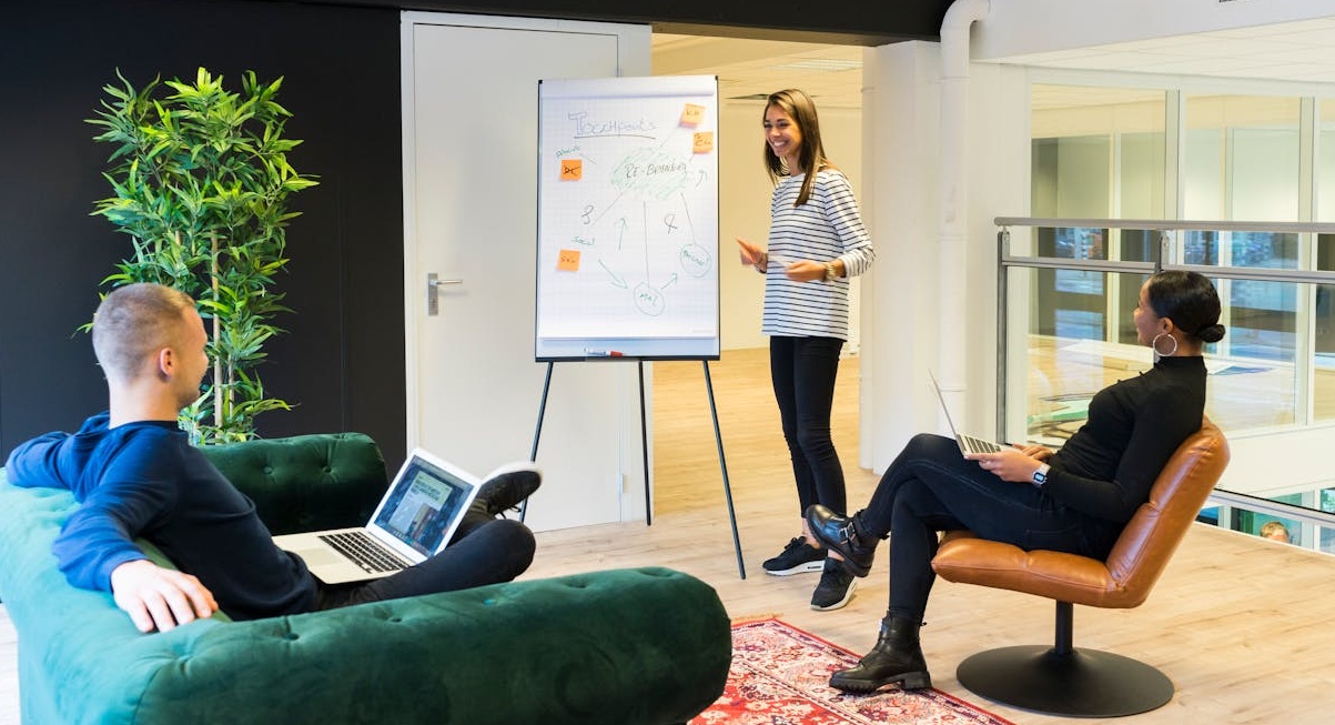 展示YouTube频道数据增长的分析图表