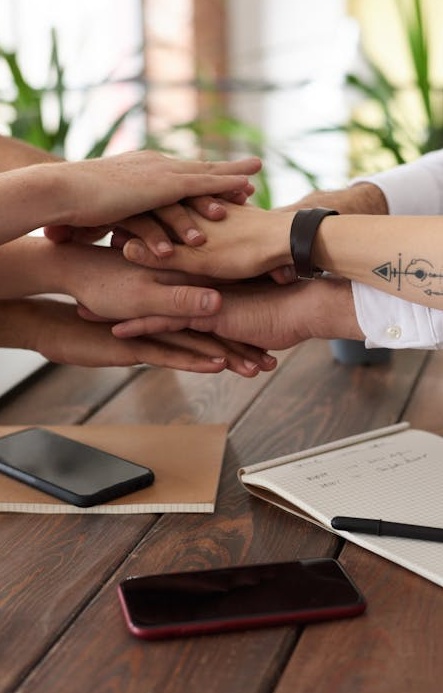 团队协作象征着购买点赞与优质内容结合带来的协同效应