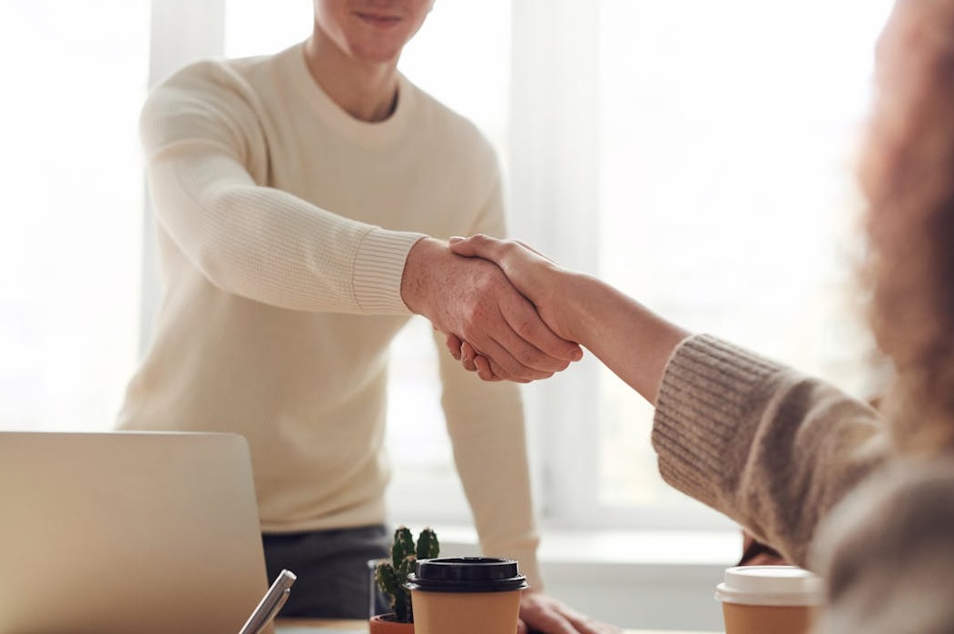 规划YouTube增长战略,其中包括安全地购买优质点赞