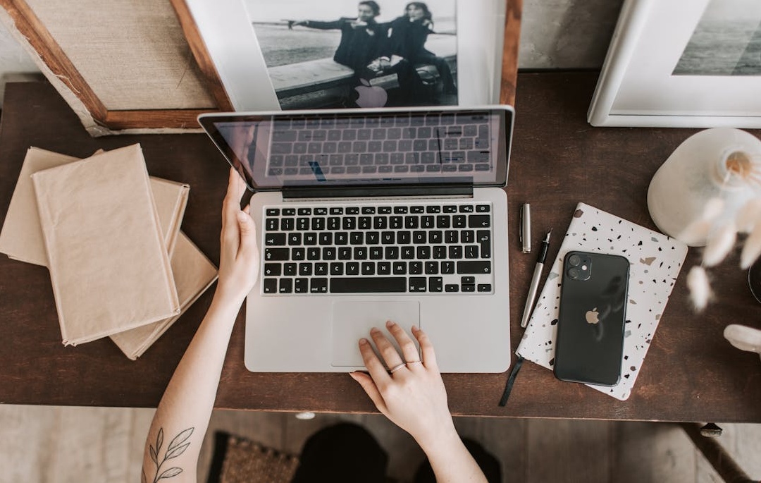 一位成功的YouTube创作者正在庆祝视频获得大量点赞