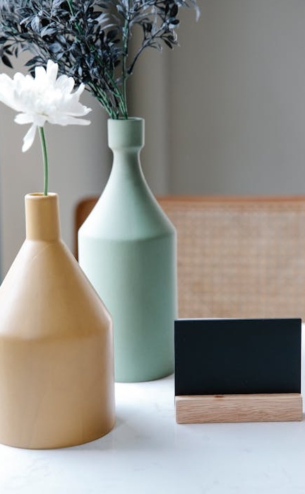 一个人在笔记本电脑上操作Facebook广告管理器，界面显示了成功的广告活动数据