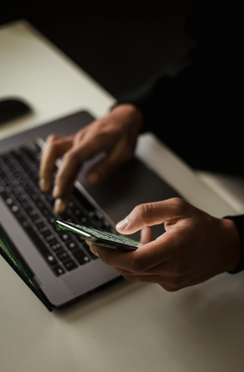 描绘数字营销策略和规划的会议场景