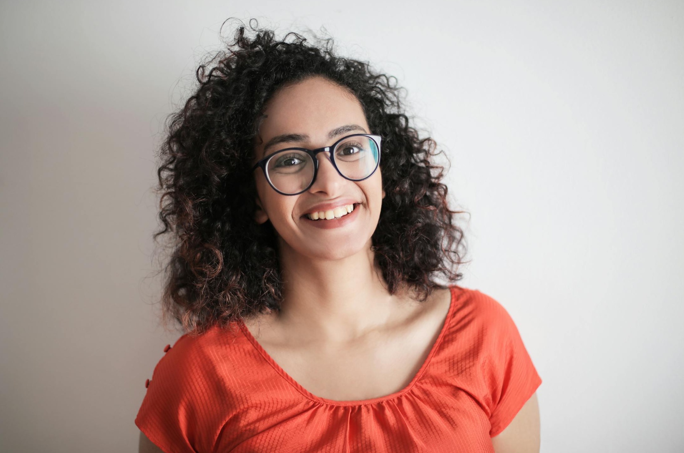 一位内容创作者正在拍摄TikTok视频