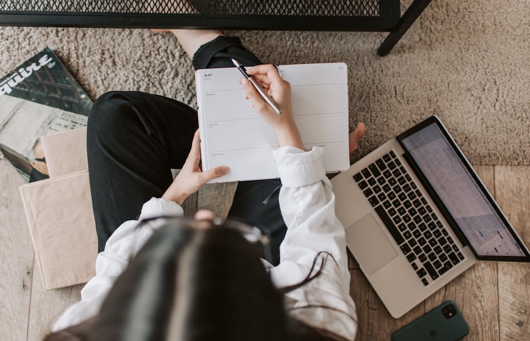 一位策略师在2025年的工作环境中分析Instagram数据增长图表