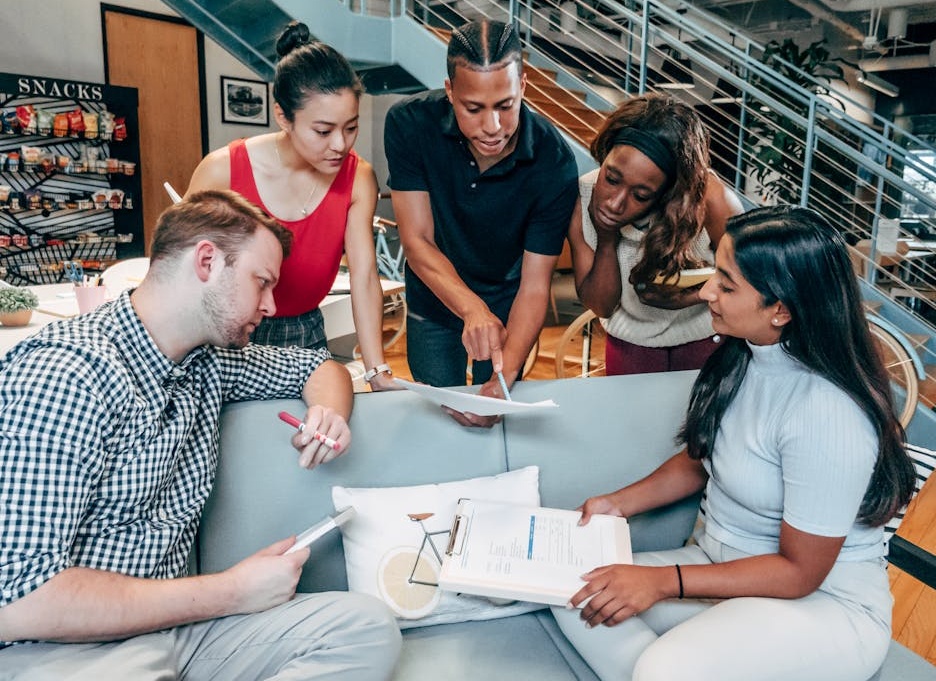一位内容创作者正专注于拍摄高质量的产品照片,将推广的烦恼抛之脑后