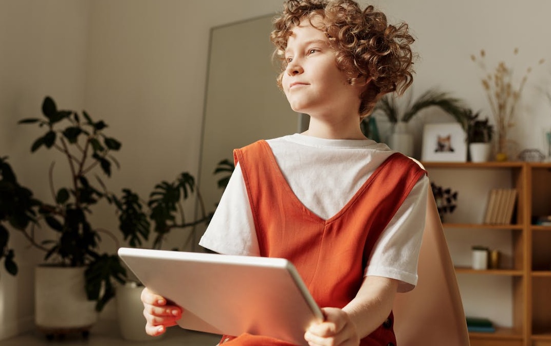 用户在电脑上仔细筛选和比较不同的IG增长服务商