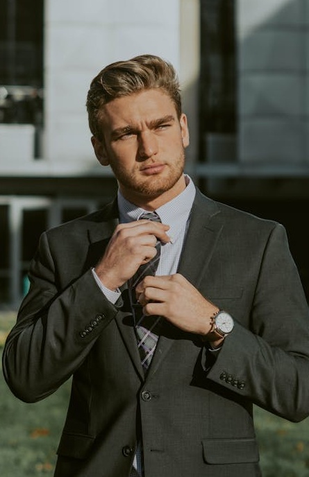 一位用户正在手机上规划自己的Twitter增长策略