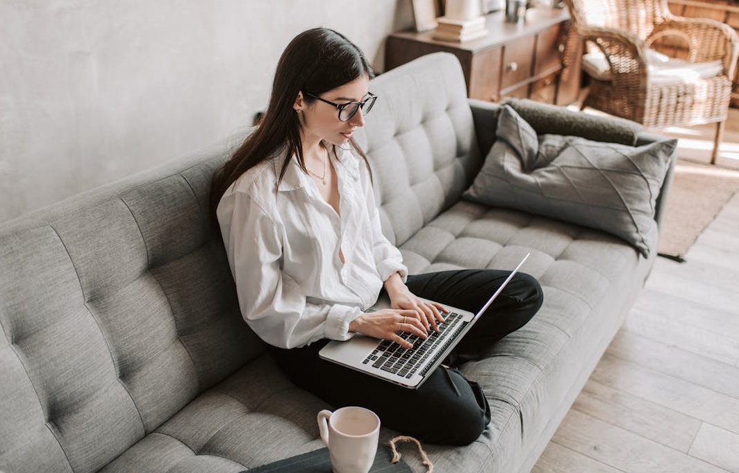 一个优化良好的YouTube频道主页在笔记本电脑上显示