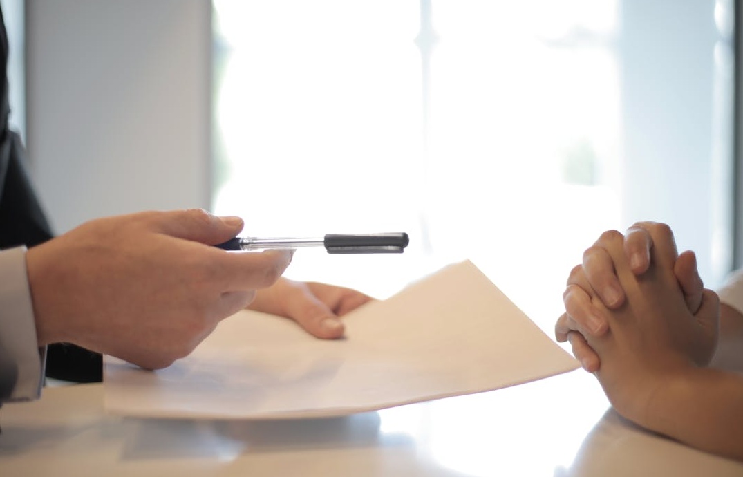 团队成员正在分析屏幕上的数据图表,象征YouTube数据分析的重要性