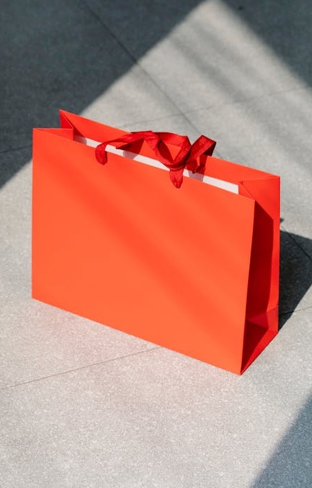 一位创作者正在为YouTube Shorts录制视频