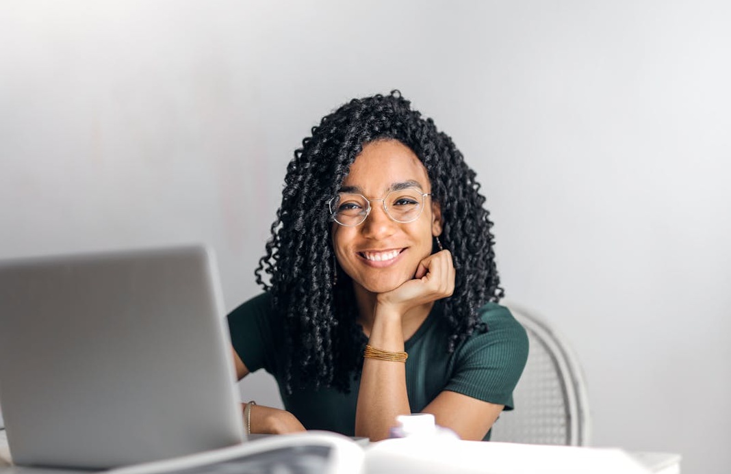 一位成功的年轻女企业家在她的工作室里,自信地使用笔记本电脑进行品牌推广