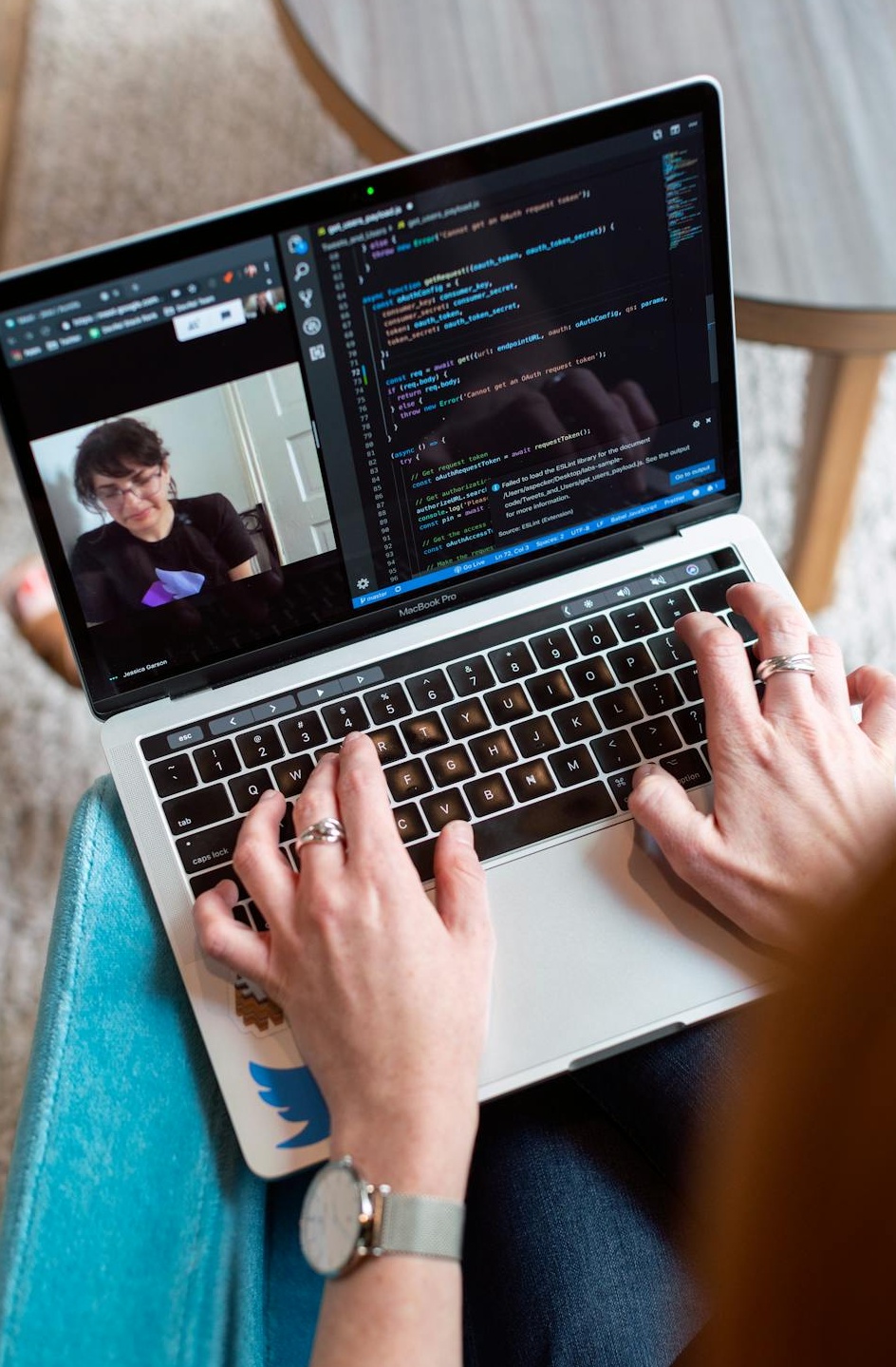 一个团队在会议室中使用笔记本电脑和平板电脑讨论数字营销策略