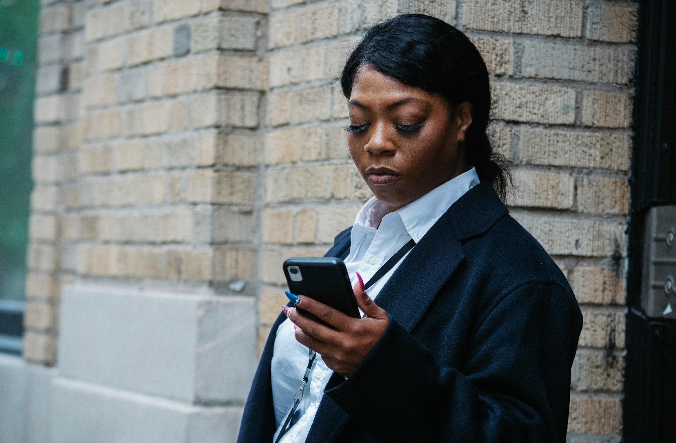 一个女性正在分析数据报告，图表上显示增长趋势