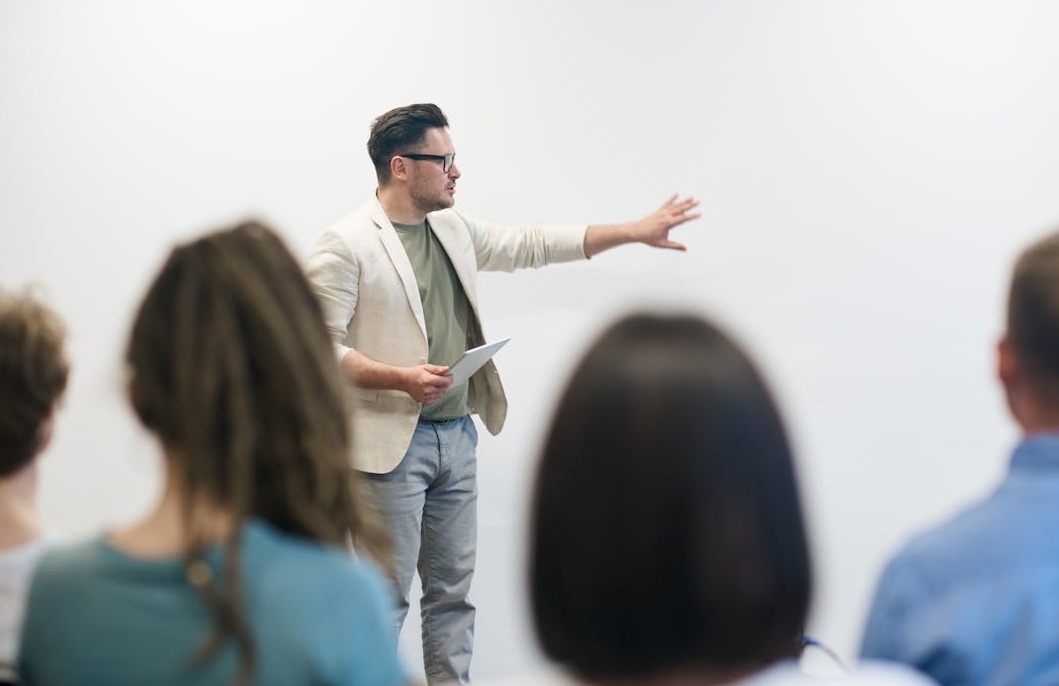 团队正在审查服务提供商，选择高质量的Facebook点赞服务