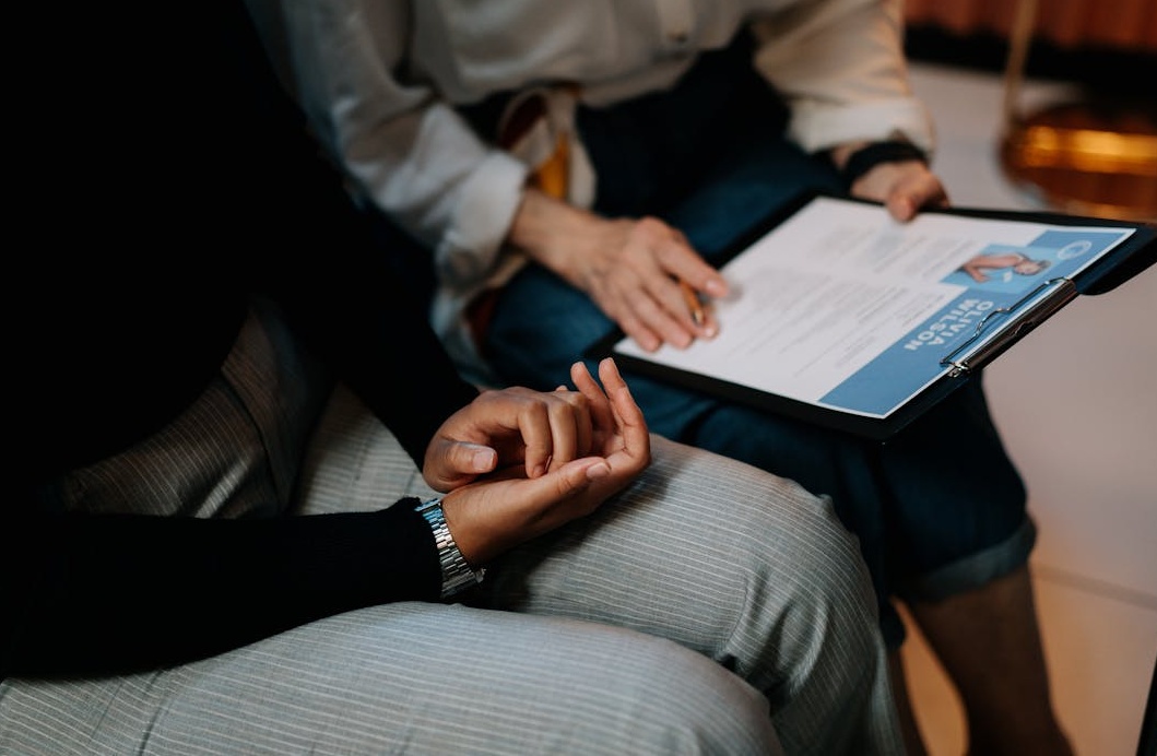 YouTube算法的数据流示意图,展示了订阅数如何影响推荐