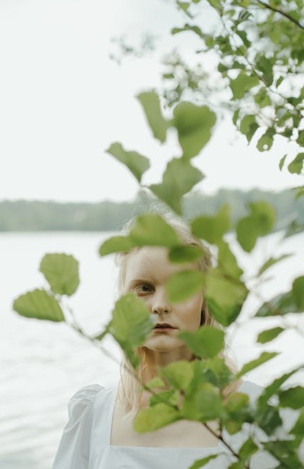 人们在电脑前研究社交媒体数据和策略