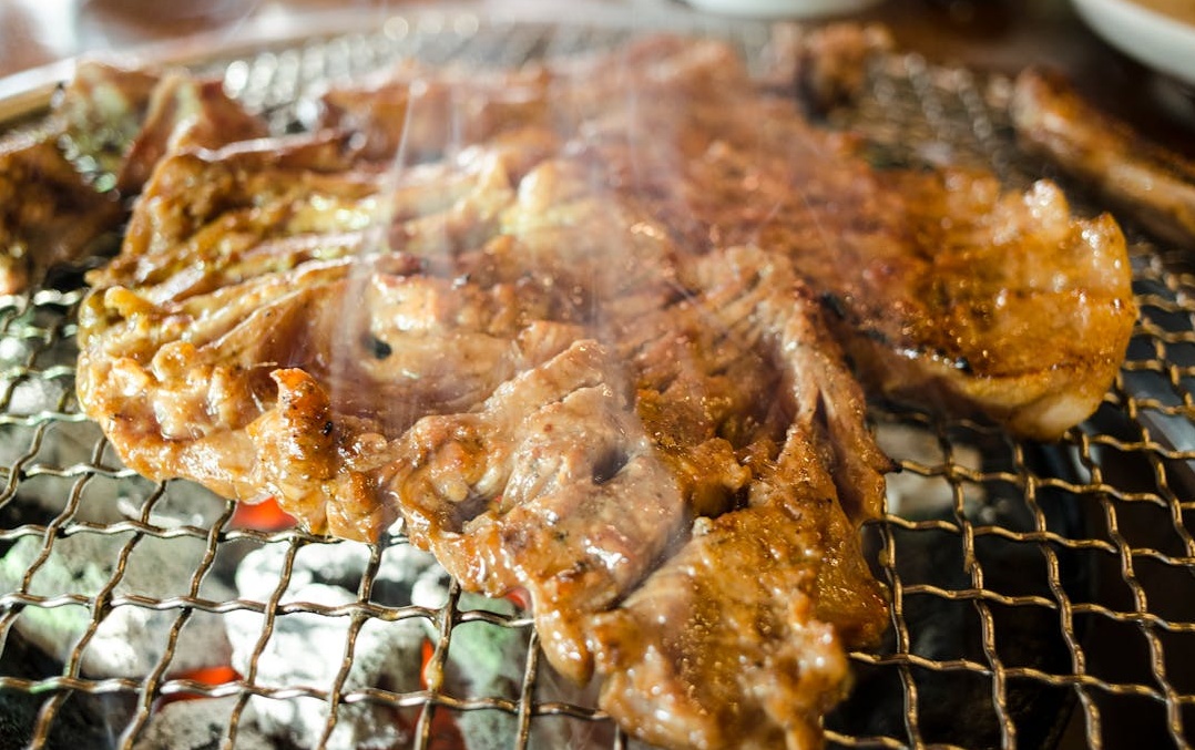 一部手机展示着一个拥有大量点赞和评论的Instagram帖子，体现了强大的社会认同感