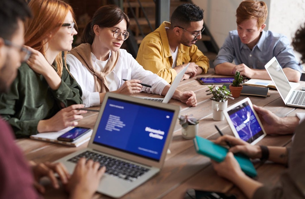 团队成员在电脑屏幕前认真分析和选择服务