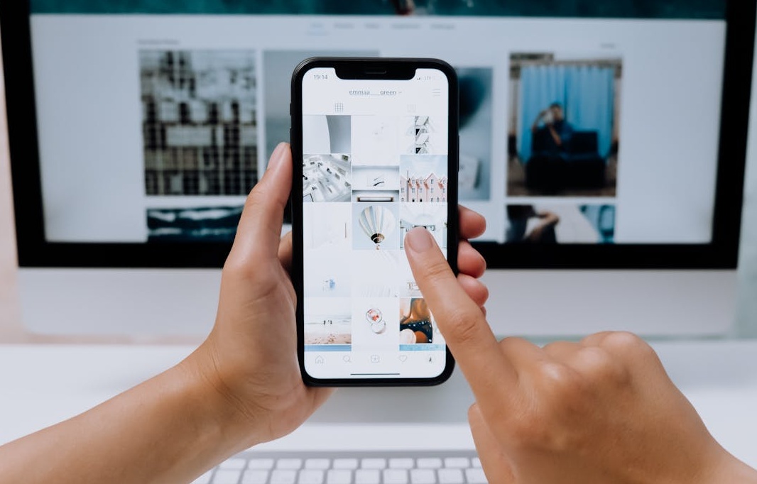 用户在智能手机上浏览YouTube视频的评论区