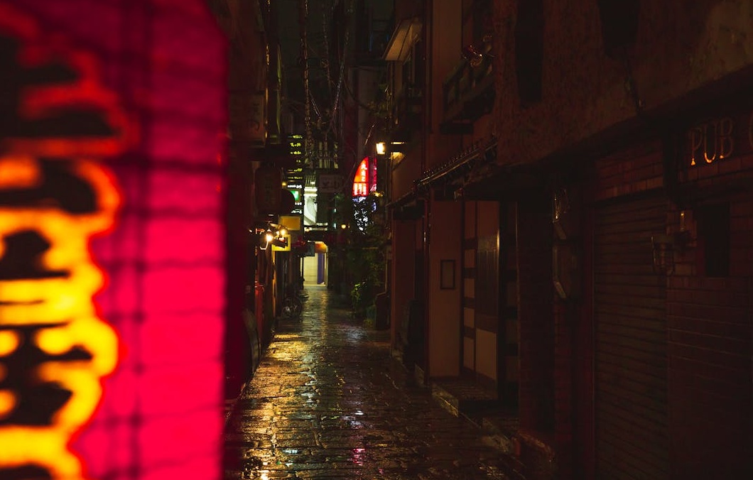 一个代表在线安全支付的图标，强调选择可靠推特服务商的重要性