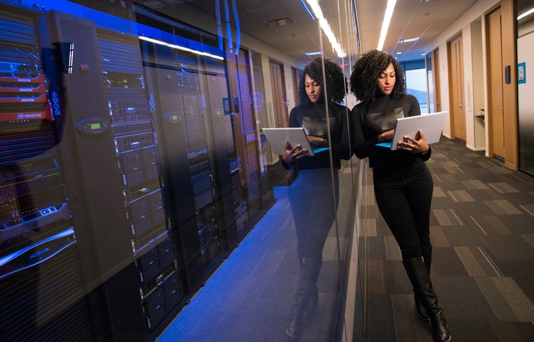  একজন ব্যক্তি ল্যাপটপে টুইটারের জন্য একটি বিষয়বস্তু কৌশল তৈরি করছেন, যা ডেটা-চালিত পদ্ধতির উপর জোর দেয়।