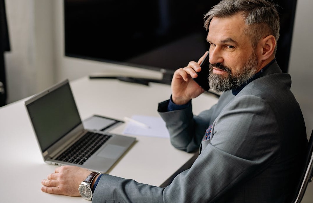 一位TikTok内容创作者正在专注于拍摄视频