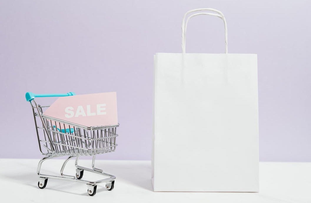 一个迷你的购物车模型，象征着TikTok带来的电商转化和流量变现