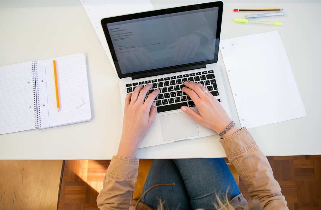 带有安全盾牌和复选标记的在线服务选择界面