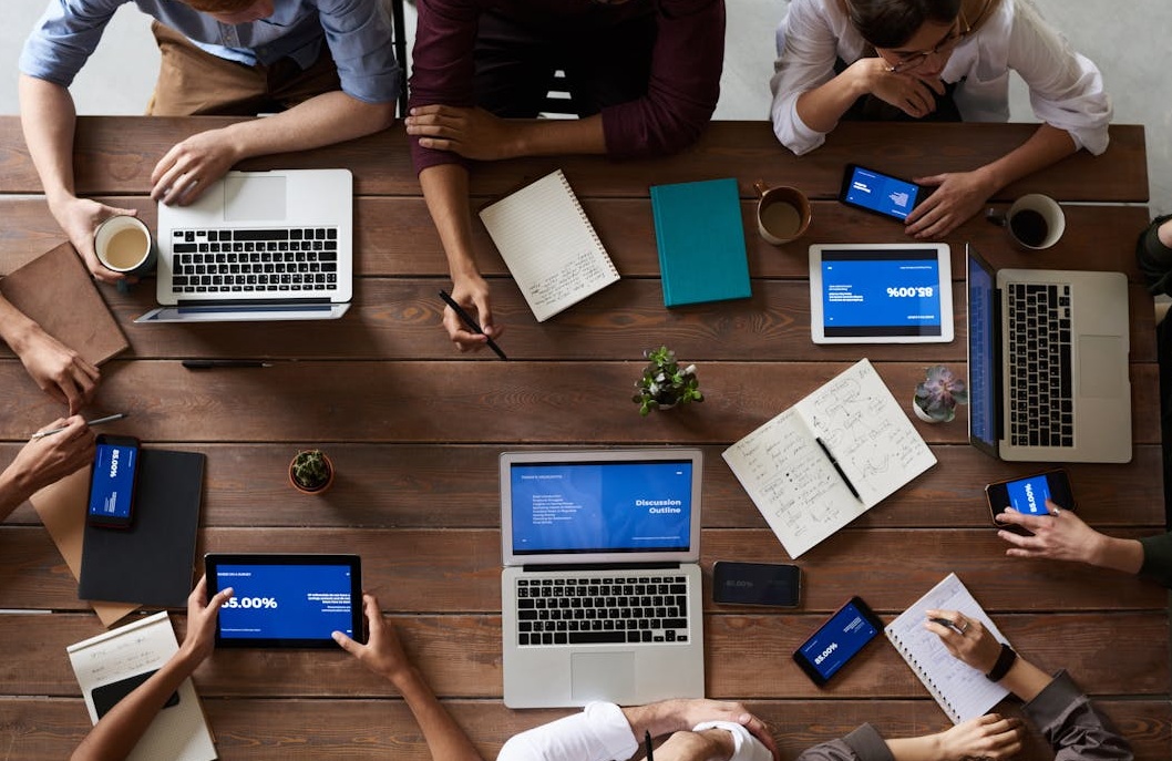 一个团队正在协作制定全面的数字营销增长策略