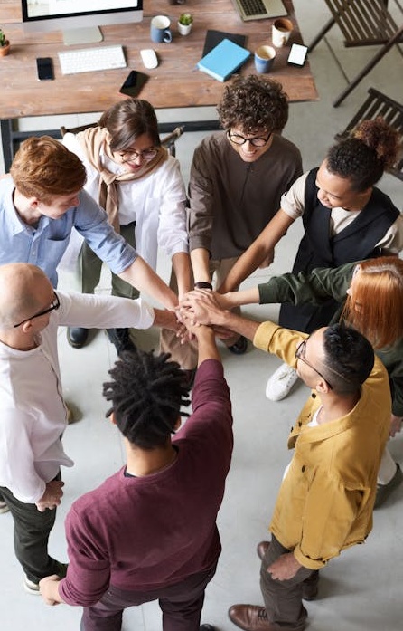 营销团队正在电脑前规划社交媒体数字营销策略和推特内容推广方案