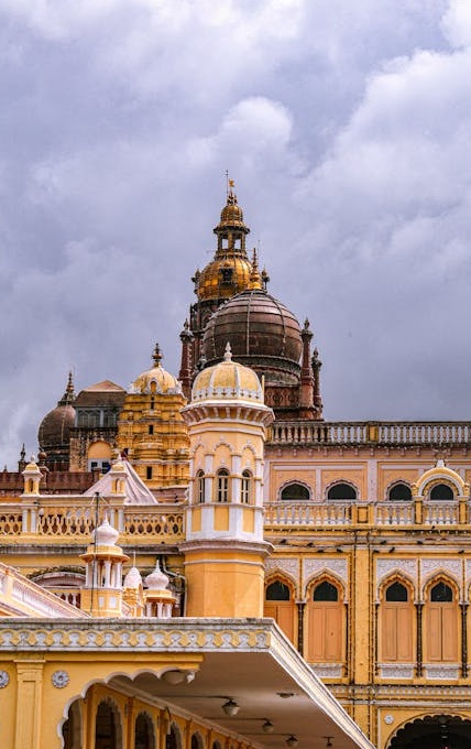 智能手机屏幕上显示一条高浏览量的推特(X)帖子,吸引大量关注